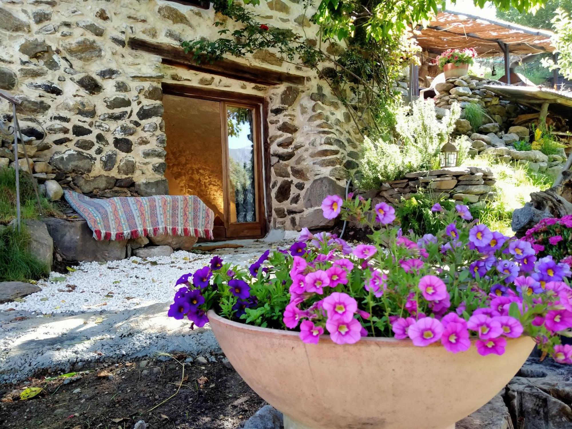 Bed and Breakfast Les Toits Rouges - Le luxe de la simplicité au bout du sentier à Saint-Étienne-de-Tinée Extérieur photo